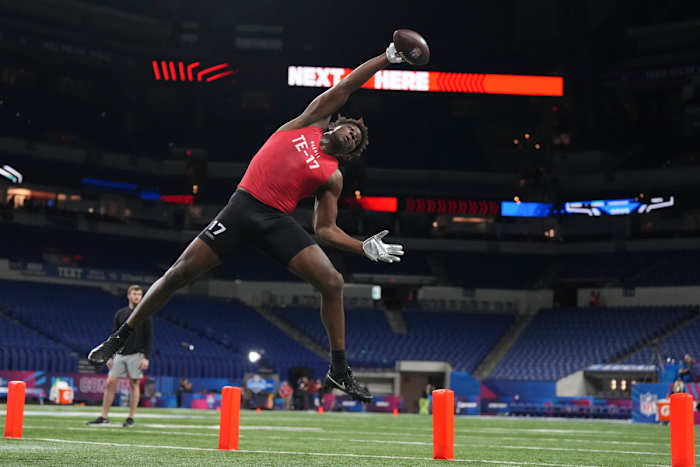 Mar 4, 2023; Indianapolis, IN, USA; Georgia tight end Darnell Washington (TE17) participates in drills at Lucas Oil Stadium.